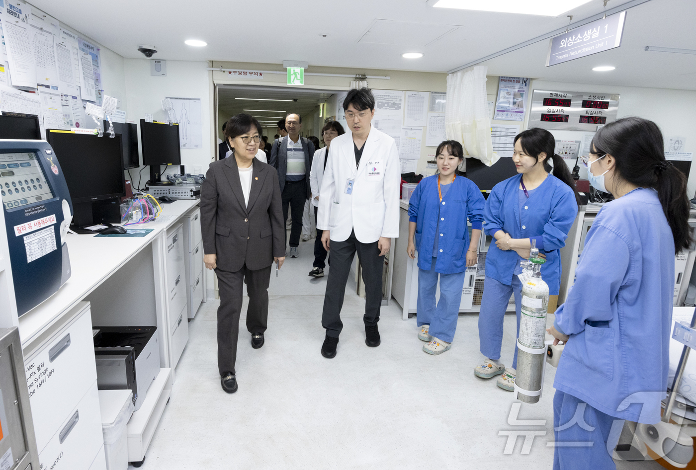 (서울=뉴스1) = 정은경 보건복지부 장관이 2일 오후 응급의료체계 개선 현장간담회를 위해 서울 중구 중앙응급의료센터를 찾아 의료진을 격려하고 있다. (복지부 제공. 재판매 및 D …