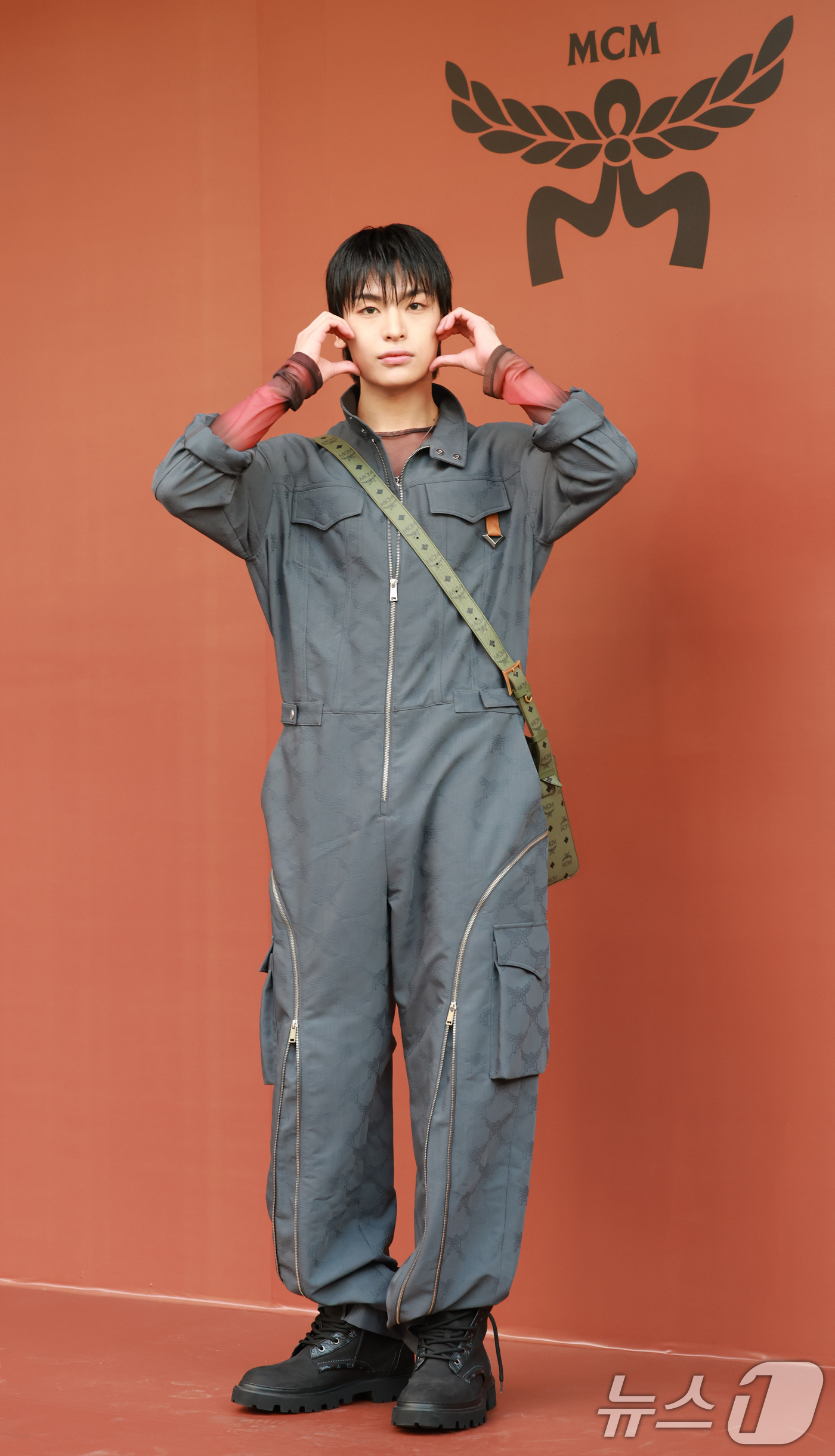 (서울=뉴스1) 권현진 기자 = 싸이커스 예찬이 2일 오후 서울 강남구 청담동 MCM HAUS에서 진행된 'BE@RBRICK in MCM Wonderland’ 전시회에 참석해 포즈 …