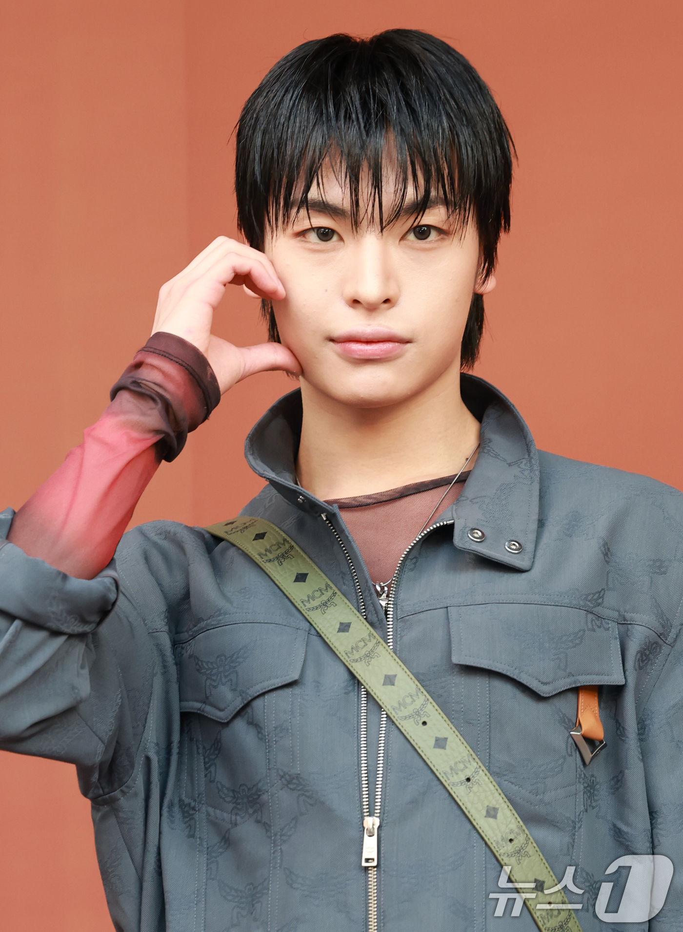 (서울=뉴스1) 권현진 기자 = 싸이커스 예찬이 2일 오후 서울 강남구 청담동 MCM HAUS에서 진행된 'BE@RBRICK in MCM Wonderland’ 전시회에 참석해 포즈 …