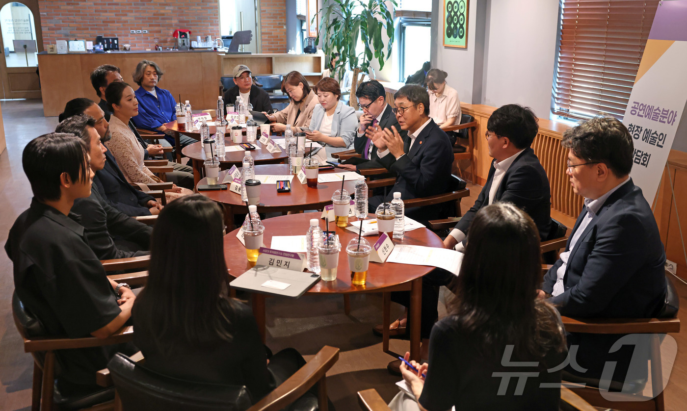 (서울=뉴스1) = 최휘영 문화체육관광부 장관이 2일 오후 서울 종로구 예술가의 집에서 공연예술인들을 만나 현장 간담회를 하고 있다. (문체부 제공. 재판매 및 DB 금지) 202 …