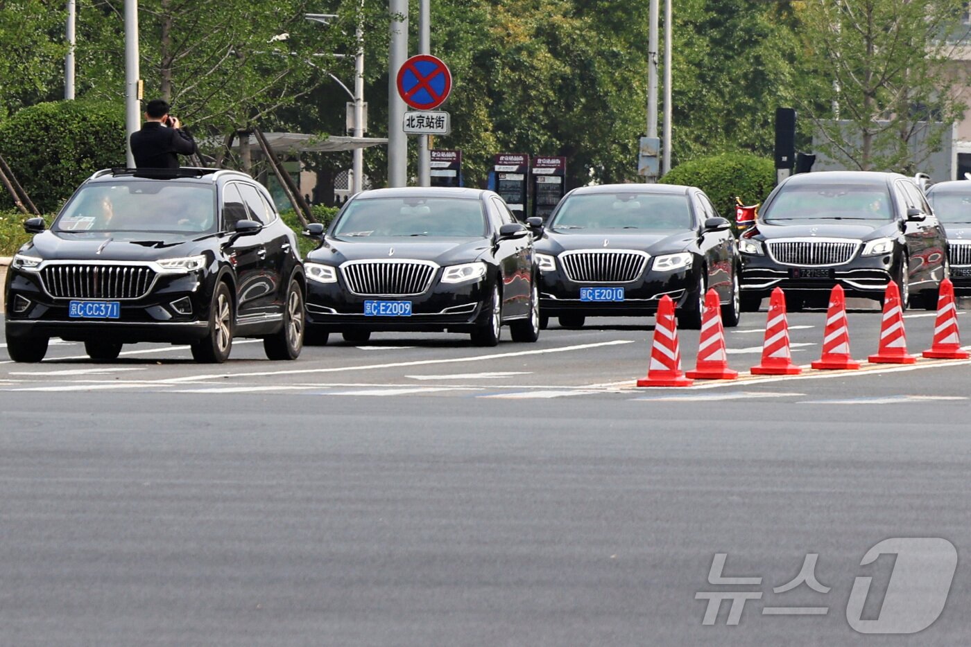 본문 이미지 - 김정은 북한 노동당 총비서&#40;국무위원장&#41;가 탑승한 것으로 추정되는 차량 행렬이 2일 오후 중국 베이징역을 출발하고 있다. ⓒ 로이터=뉴스1 ⓒ News1 안은나 기자