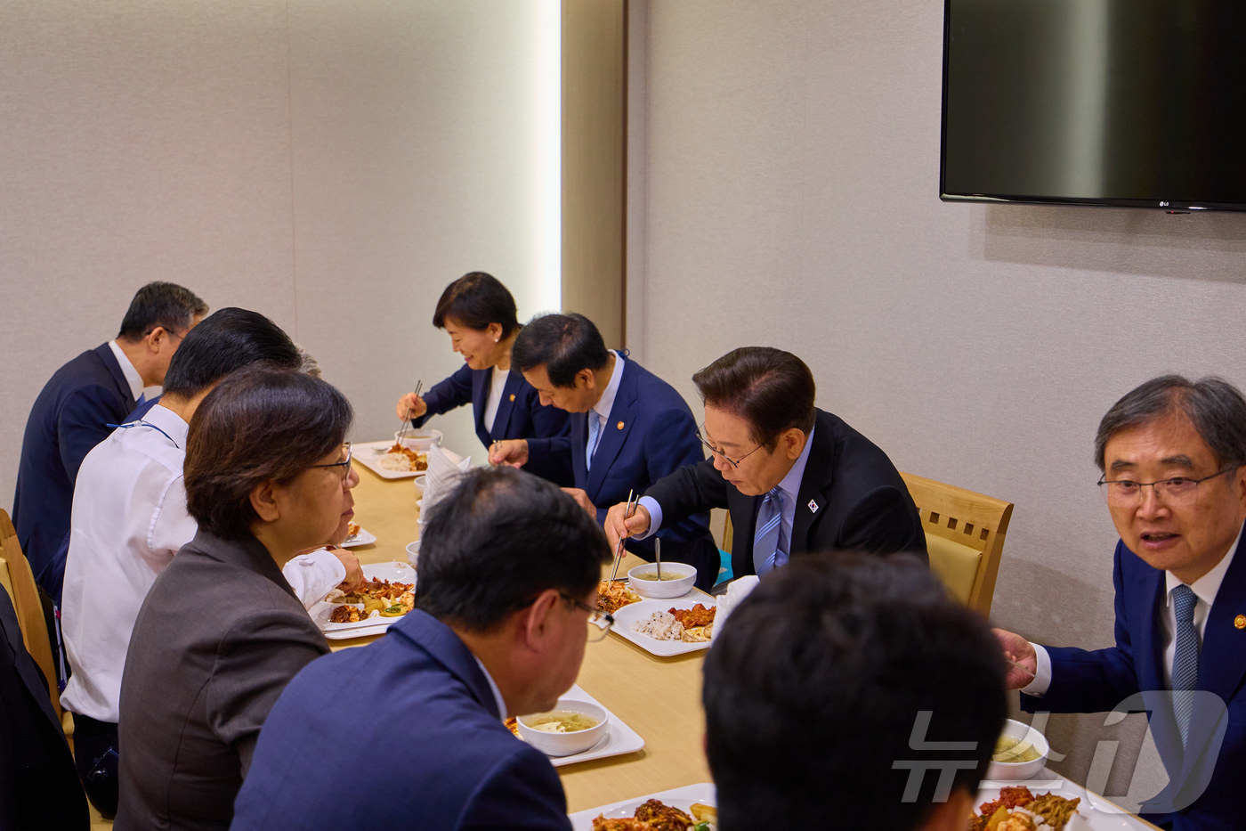 (서울=뉴스1) 허경 기자 = 이재명 대통령이 2일 서울 용산 대통령실 청사 직원식당에서 국무위원들과 함께 오찬을 하고 있다. (대통령실 제공. 재판매 및 DB 금지) 2025.9 …