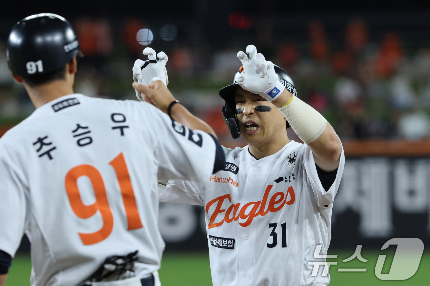 (대전=뉴스1) 김기태 기자 = 2일 대전 한화생명 볼파크에서 열린 프로야구 '2025 신한 SOL뱅크 KBO 리그' 기아 타이거즈와 한화 이글스 경기에서 5회말 무사 1루 상황 …