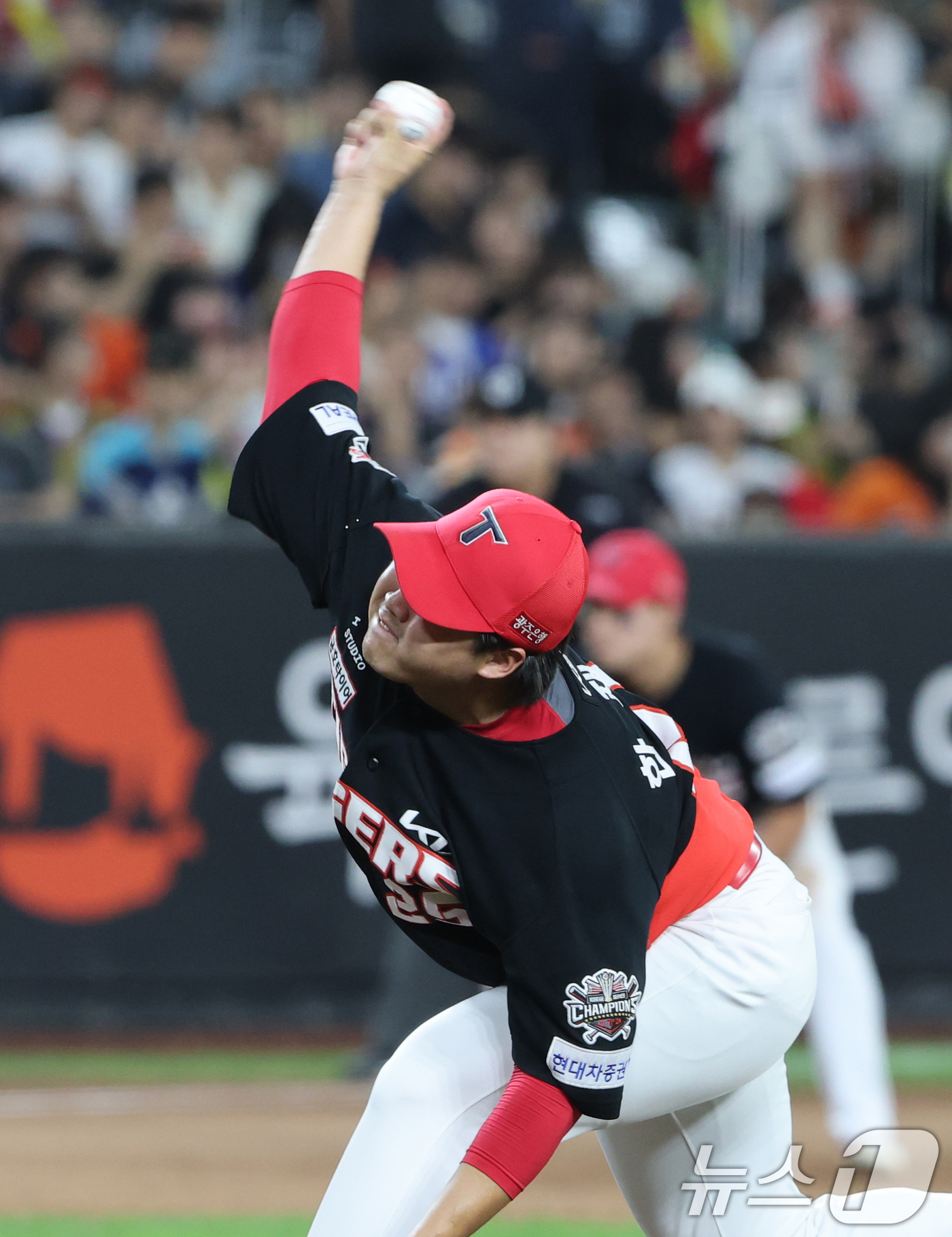 (대전=뉴스1) 김기태 기자 = 2일 대전 한화생명 볼파크에서 열린 프로야구 '2025 신한 SOL뱅크 KBO 리그' 기아 타이거즈와 한화 이글스 경기에서 6회말 교체 투입된 기아 …