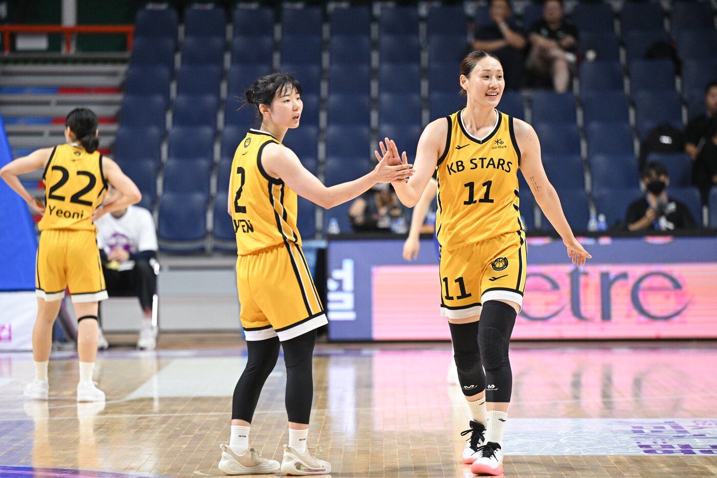 본문 이미지 - 청주 KB의 강이슬&#40;오른쪽&#41;과 허예은. &#40;WKBL 제공&#41;