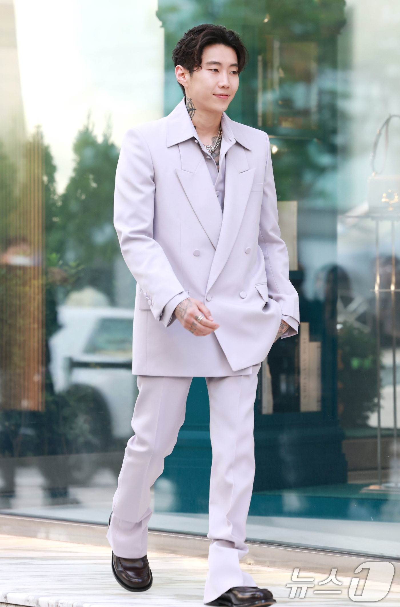 (서울=뉴스1) 권현진 기자 = 가수 박재범이 2일 오후 서울 강남구 구찌 청담 플래그십에서에서 열린 구찌(GUCCI)의 오스테리아 서울 이전·리뉴얼 오픈 기념 행사에 참석하고 있 …