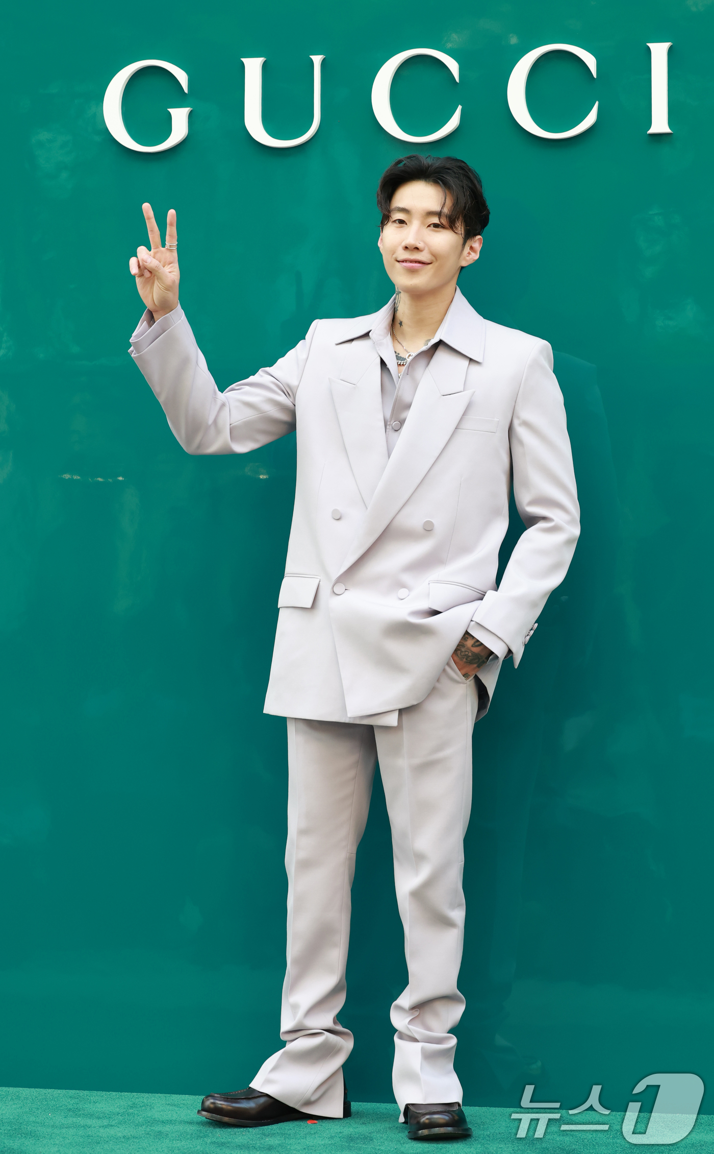 (서울=뉴스1) 권현진 기자 = 가수 박재범이 2일 오후 서울 강남구 구찌 청담 플래그십에서에서 열린 구찌(GUCCI)의 오스테리아 서울 이전·리뉴얼 오픈 기념 행사에 참석해 포즈 …