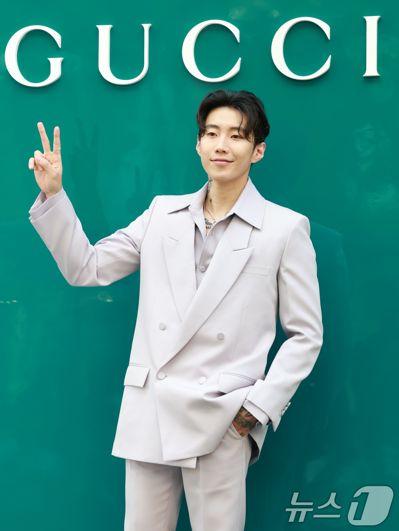 (서울=뉴스1) 권현진 기자 = 가수 박재범이 2일 오후 서울 강남구 구찌 청담 플래그십에서에서 열린 구찌(GUCCI)의 오스테리아 서울 이전·리뉴얼 오픈 기념 행사에 참석해 포즈 …