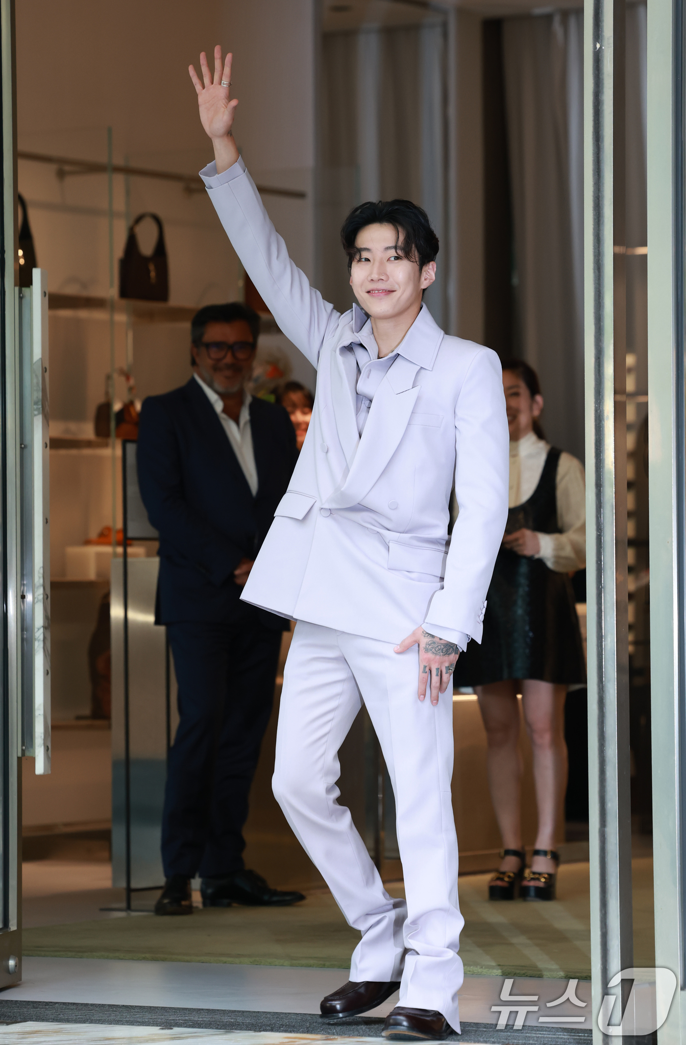 (서울=뉴스1) 권현진 기자 = 가수 박재범이 2일 오후 서울 강남구 구찌 청담 플래그십에서에서 열린 구찌(GUCCI)의 오스테리아 서울 이전·리뉴얼 오픈 기념 행사에 참석해 인사 …