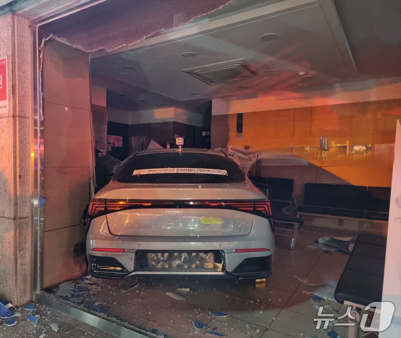 본문 이미지 - 제천에서 병원 안으로 돌진한 택시.(독자 제공, 재판매 및 DB금지) /뉴스1  