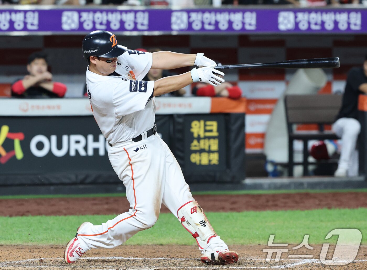 본문 이미지 - 2일 대전 한화생명 볼파크에서 열린 프로야구 &#39;2025 신한 SOL뱅크 KBO 리그&#39; 기아 타이거즈와 한화 이글스 경기에서 7회말 무사 한화 노시환이 솔로 홈런을 치고 있다. 2025.9.2/뉴스1 ⓒ News1 김기태 기자