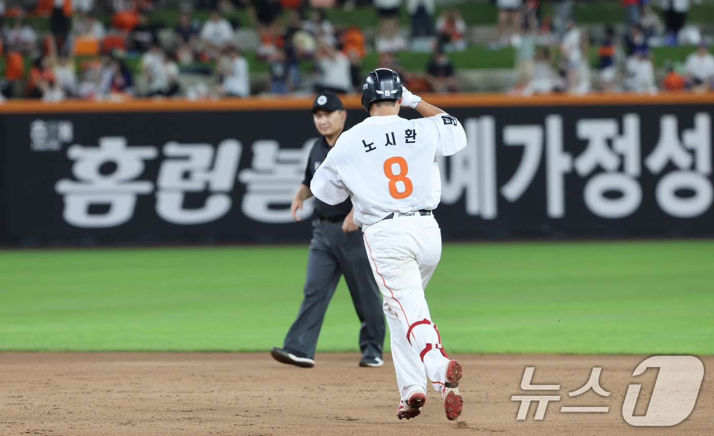 (대전=뉴스1) 김기태 기자 = 2일 대전 한화생명 볼파크에서 열린 프로야구 '2025 신한 SOL뱅크 KBO 리그' 기아 타이거즈와 한화 이글스 경기에서 7회말 무사 상황 한화 …