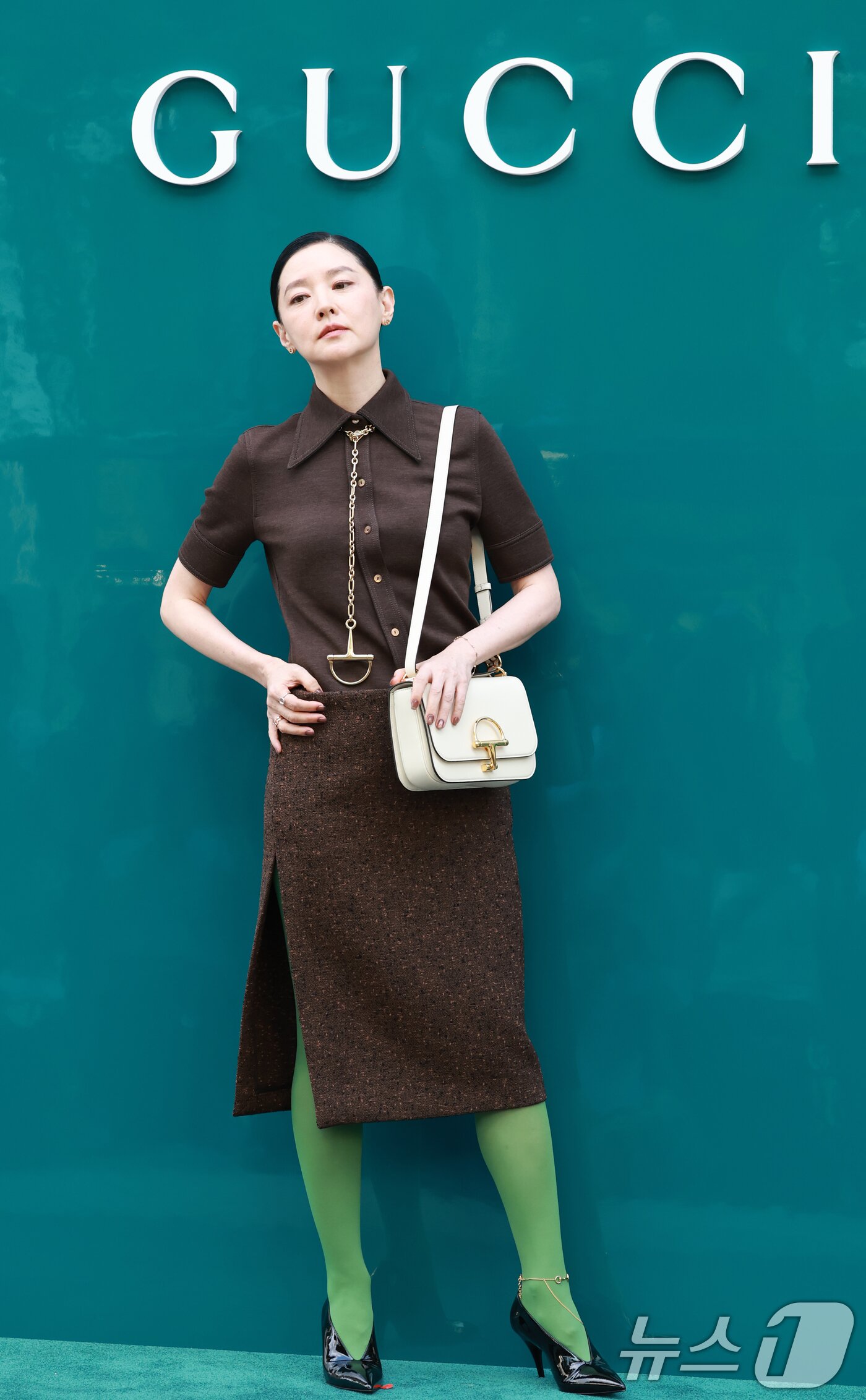 본문 이미지 - 배우 이영애가 2일 오후 서울 강남구 구찌 청담 플래그십에서에서 열린 구찌(GUCCI)의 오스테리아 서울 이전·리뉴얼 오픈 기념 행사에 참석해 포즈를 취하고 있다. ⓒ News1 권현진 기자