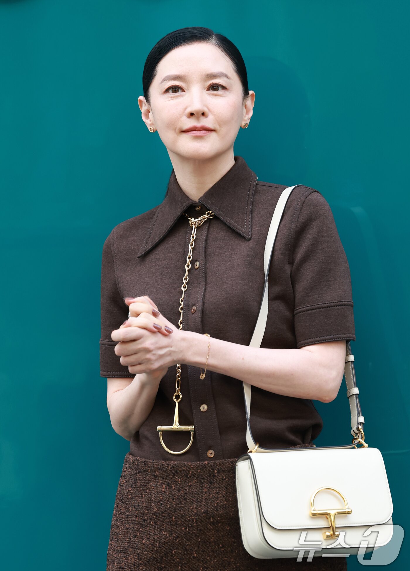 본문 이미지 - 배우 이영애가 2일 오후 서울 강남구 구찌 청담 플래그십에서에서 열린 구찌(GUCCI)의 오스테리아 서울 이전·리뉴얼 오픈 기념 행사에 참석해 인사를 하고 있다. ⓒ News1 권현진 기자