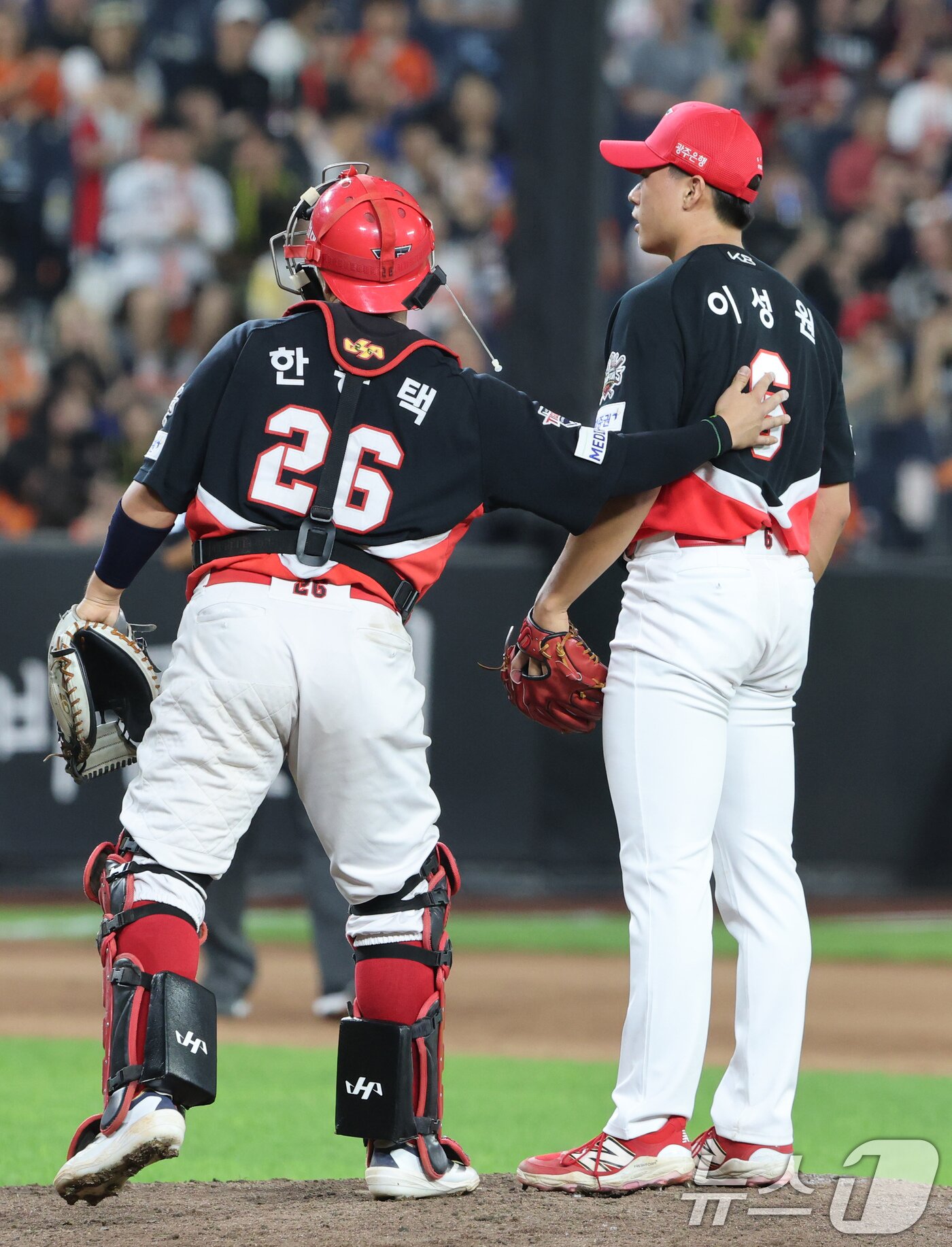본문 이미지 - 2일 대전 한화생명 볼파크에서 열린 프로야구 '2025 신한 SOL뱅크 KBO 리그' 기아 타이거즈와 한화 이글스 경기에서 8회말 무사 만루 상황 밀어내기 볼넷으로 득점을 내주자 기아 포수 한승택이 이성원을 격려하고 있다. 2025.9.2/뉴스1 ⓒ News1 김기태 기자