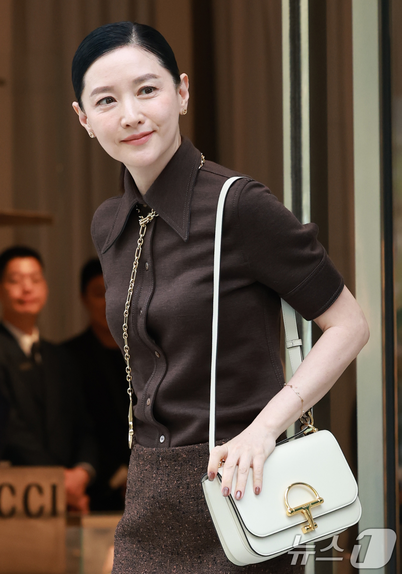 (서울=뉴스1) 권현진 기자 = 배우 이영애가 2일 오후 서울 강남구 구찌 청담 플래그십에서에서 열린 구찌(GUCCI)의 오스테리아 서울 이전·리뉴얼 오픈 기념 행사에 참석해 인사 …