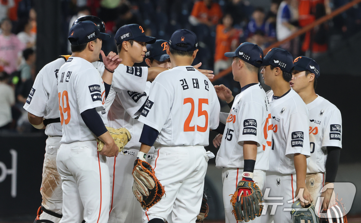 (대전=뉴스1) 김기태 기자 = 2일 대전 한화생명 볼파크에서 열린 프로야구 '2025 신한 SOL뱅크 KBO 리그' 기아 타이거즈와 한화 이글스 경기에서 3:21로 승리한 한화 …