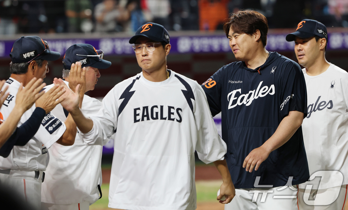 (대전=뉴스1) 김기태 기자 = 2일 대전 한화생명 볼파크에서 열린 프로야구 '2025 신한 SOL뱅크 KBO 리그' 기아 타이거즈와 한화 이글스 경기에서 3:21로 승리한 한화 …