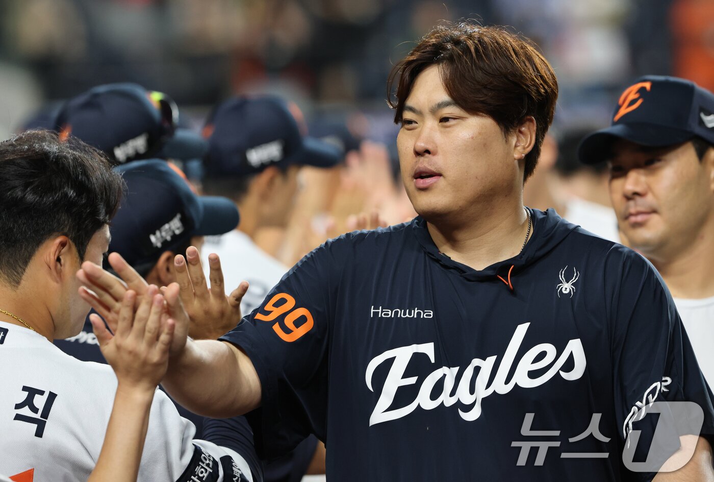 본문 이미지 - 2일 대전 한화생명 볼파크에서 열린 프로야구 &#39;2025 신한 SOL뱅크 KBO 리그&#39; 기아 타이거즈와 한화 이글스 경기에서 3:21로 한화가 승리하자 선발투수 류현진이 하이파이브를 하고 있다. 2025.9.2/뉴스1 ⓒ News1 김기태 기자