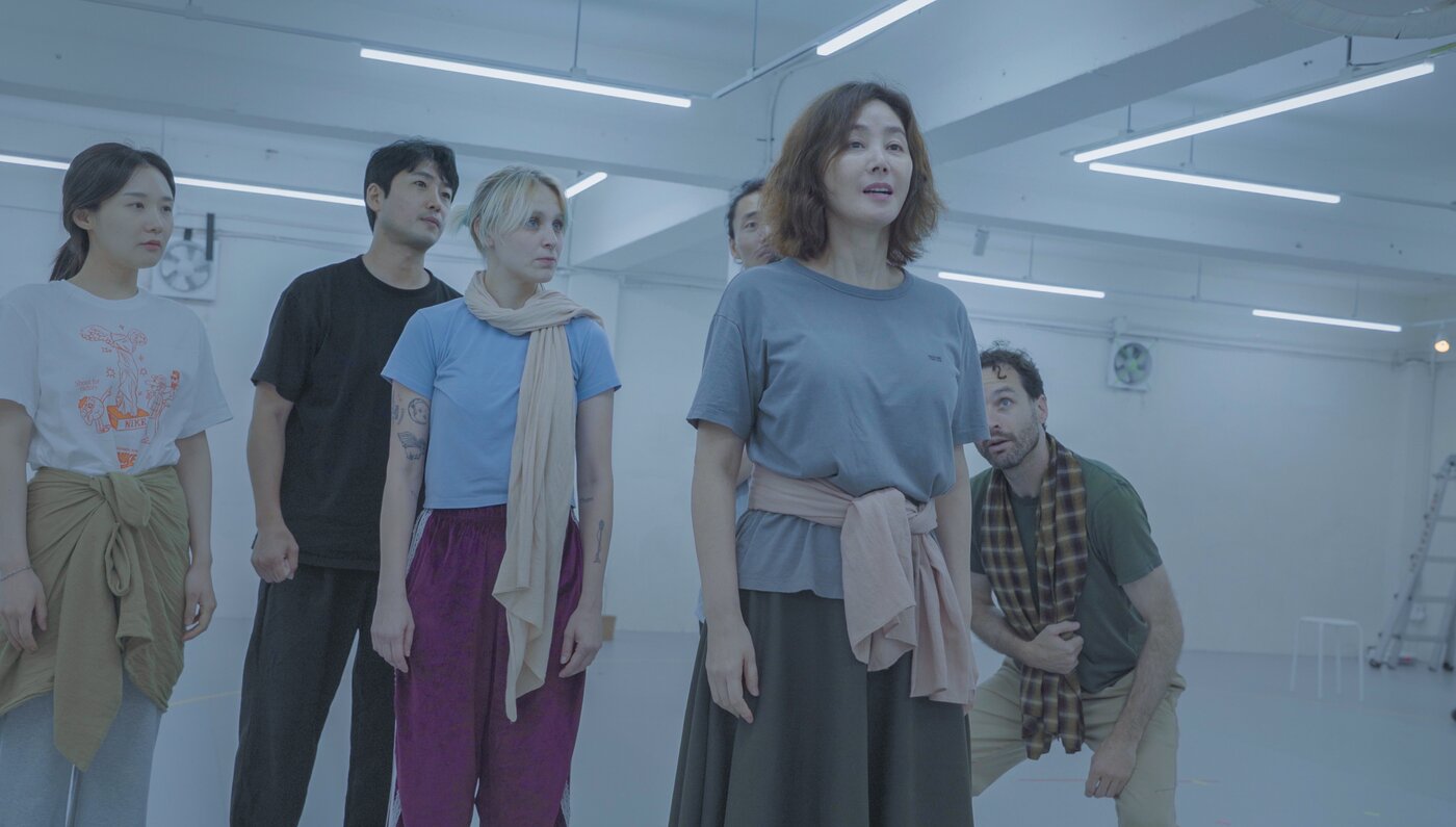 본문 이미지 - 연습 중인 김성령과 배우들 모습&#40;블랙덕 제공&#41;