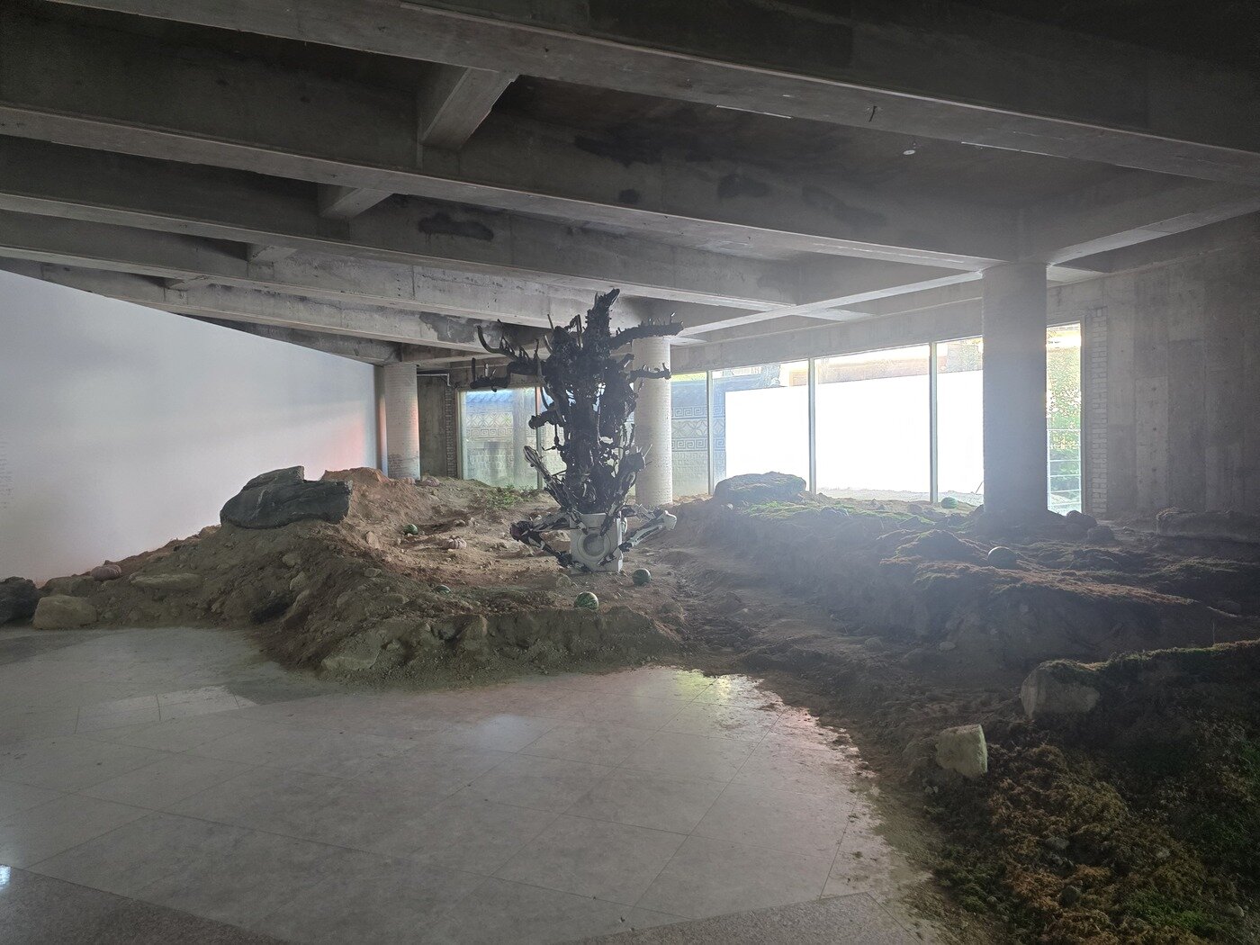 본문 이미지 - '아드리안 비야르 로하스: 적군의 언어'전 전시 전경. ⓒ 뉴스1 김정한 기자