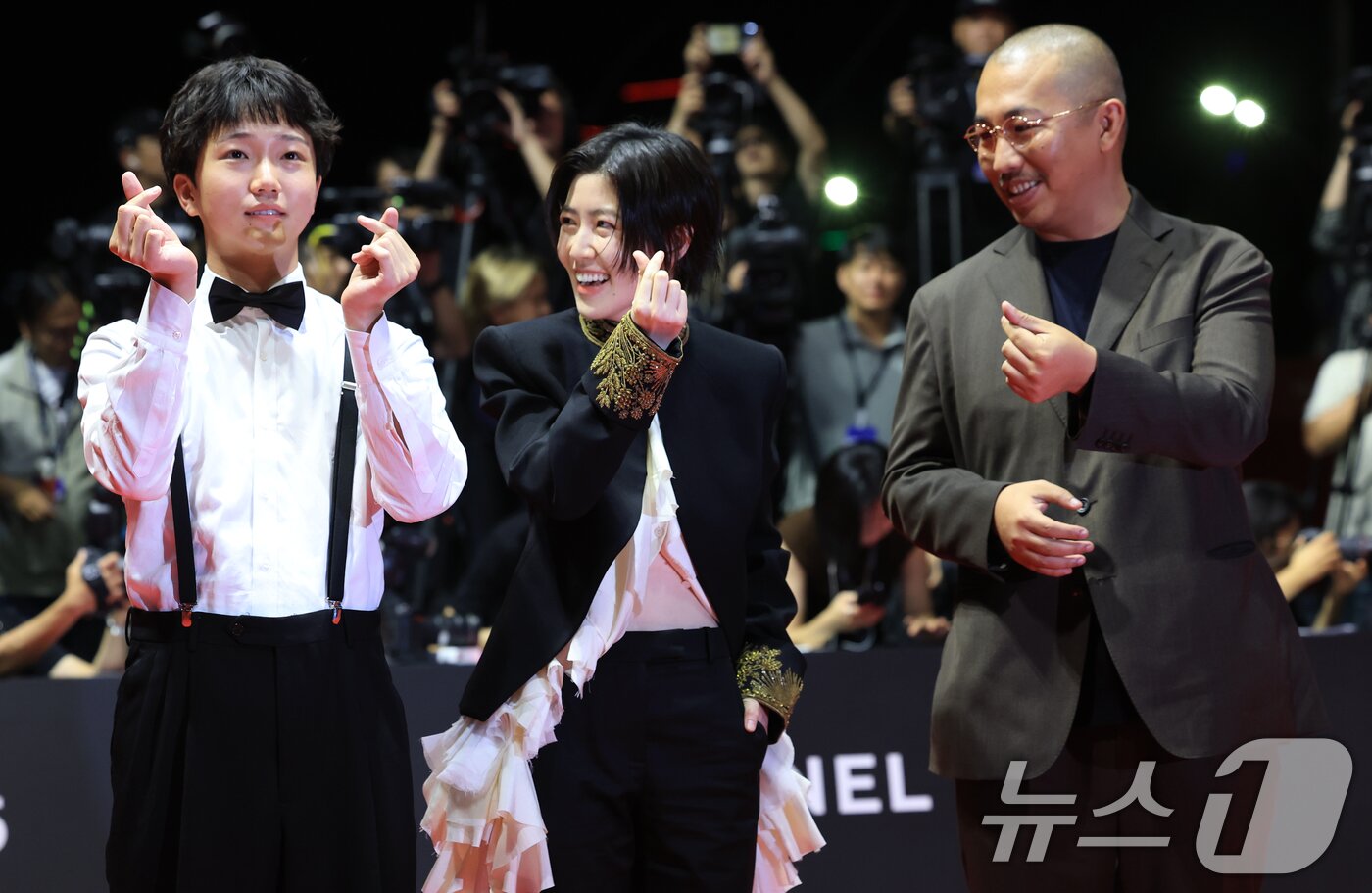 본문 이미지 - 배우 타카타 만사쿠와 심은경, 미야케 쇼 감독이 17일 오후 부산 해운대구 영화의전당에서 열린 ‘제30회 부산국제영화제’(BIFF) 개막식에 참석해 레드카펫을 밟고 있다. 2025.9.17/뉴스1 ⓒ News1 권현진 기자