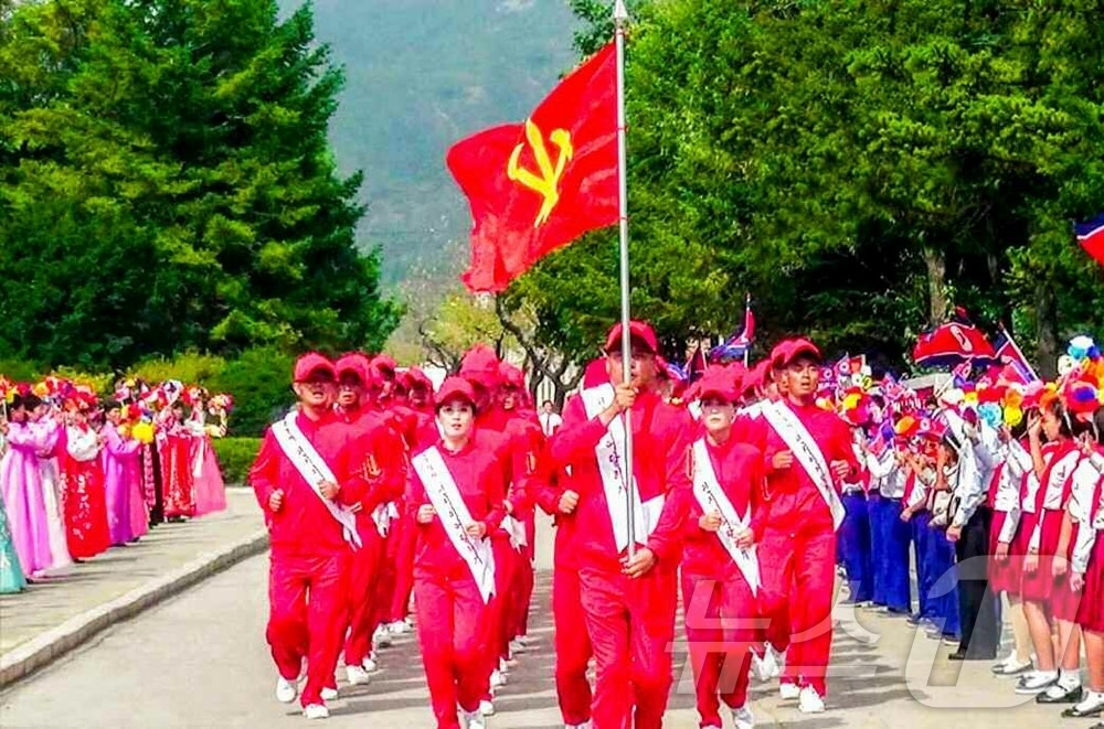 (평양 노동신문=뉴스1) = 북한 노동당 기관지 노동신문은 20일 “경애하는 김정은동지께 삼가 올리는 온 나라 전체 인민의 충성의 마음이 담긴 편지를 안고 편지이어달리기대열들이 수 …