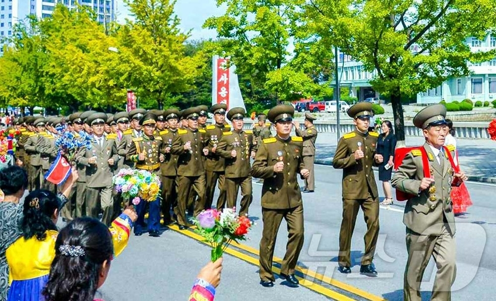 (평양 노동신문=뉴스1) = 북한 노동당 기관지 노동신문은 20일 “경애하는 김정은동지께 삼가 올리는 온 나라 전체 인민의 충성의 마음이 담긴 편지를 안고 편지이어달리기대열들이 수 …