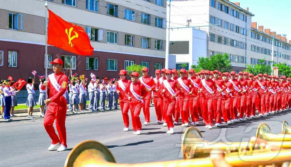 (평양 노동신문=뉴스1) = 북한 노동당 기관지 노동신문은 20일 “경애하는 김정은동지께 삼가 올리는 온 나라 전체 인민의 충성의 마음이 담긴 편지를 안고 편지이어달리기대열들이 수 …