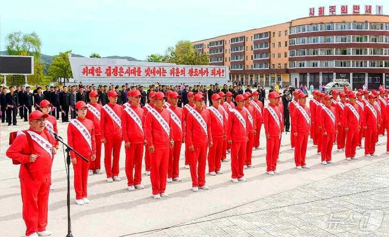 (평양 노동신문=뉴스1) = 북한 노동당 기관지 노동신문은 20일 “경애하는 김정은동지께 삼가 올리는 온 나라 전체 인민의 충성의 마음이 담긴 편지를 안고 편지이어달리기대열들이 수 …