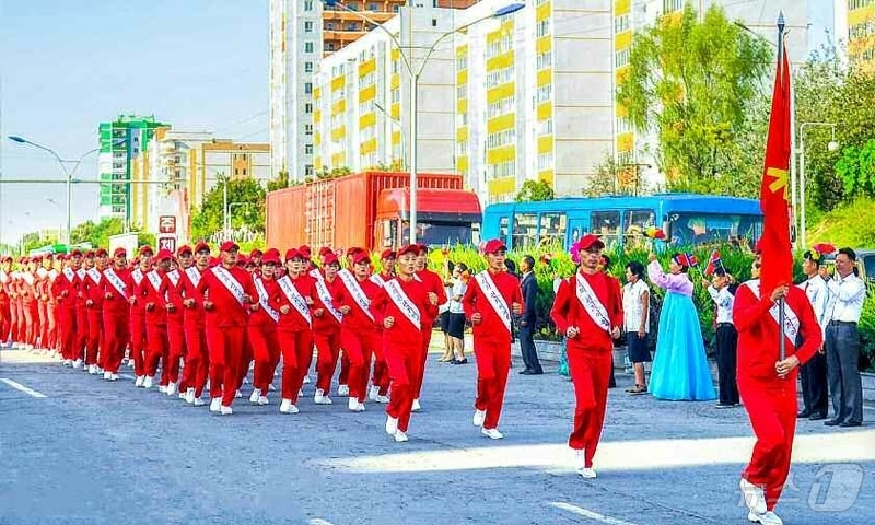 (평양 노동신문=뉴스1) = 북한 노동당 기관지 노동신문은 20일 “경애하는 김정은동지께 삼가 올리는 온 나라 전체 인민의 충성의 마음이 담긴 편지를 안고 편지이어달리기대열들이 수 …