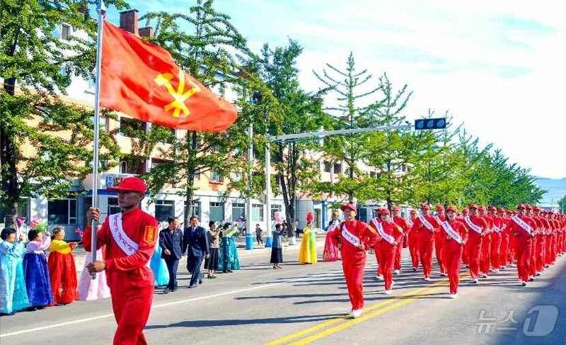 (평양 노동신문=뉴스1) = 북한 노동당 기관지 노동신문은 20일 “경애하는 김정은동지께 삼가 올리는 온 나라 전체 인민의 충성의 마음이 담긴 편지를 안고 편지이어달리기대열들이 수 …