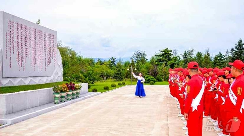 (평양 노동신문=뉴스1) = 북한 노동당 기관지 노동신문은 20일 “경애하는 김정은동지께 삼가 올리는 온 나라 전체 인민의 충성의 마음이 담긴 편지를 안고 편지이어달리기대열들이 수 …