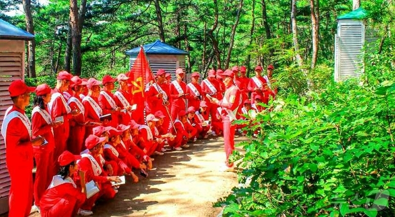 (평양 노동신문=뉴스1) = 북한 노동당 기관지 노동신문은 20일 “경애하는 김정은동지께 삼가 올리는 온 나라 전체 인민의 충성의 마음이 담긴 편지를 안고 편지이어달리기대열들이 수 …