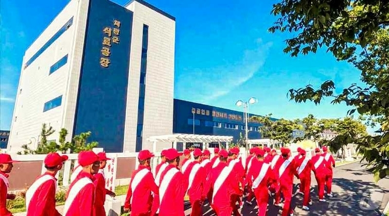 (평양 노동신문=뉴스1) = 북한 노동당 기관지 노동신문은 20일 “경애하는 김정은동지께 삼가 올리는 온 나라 전체 인민의 충성의 마음이 담긴 편지를 안고 편지이어달리기대열들이 수 …