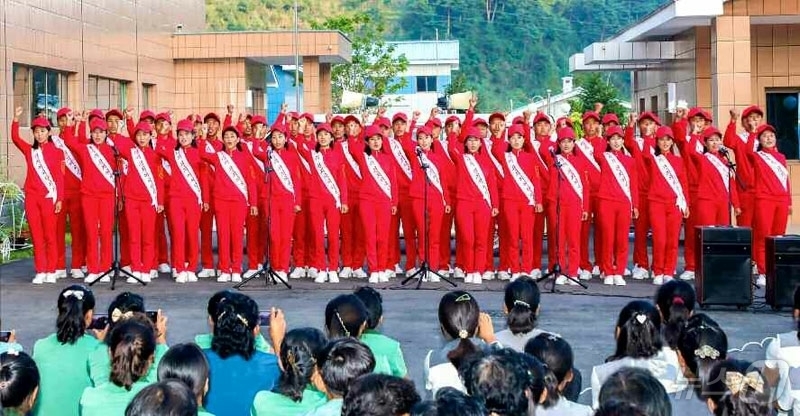 (평양 노동신문=뉴스1) = 북한 노동당 기관지 노동신문은 20일 “경애하는 김정은동지께 삼가 올리는 온 나라 전체 인민의 충성의 마음이 담긴 편지를 안고 편지이어달리기대열들이 수 …