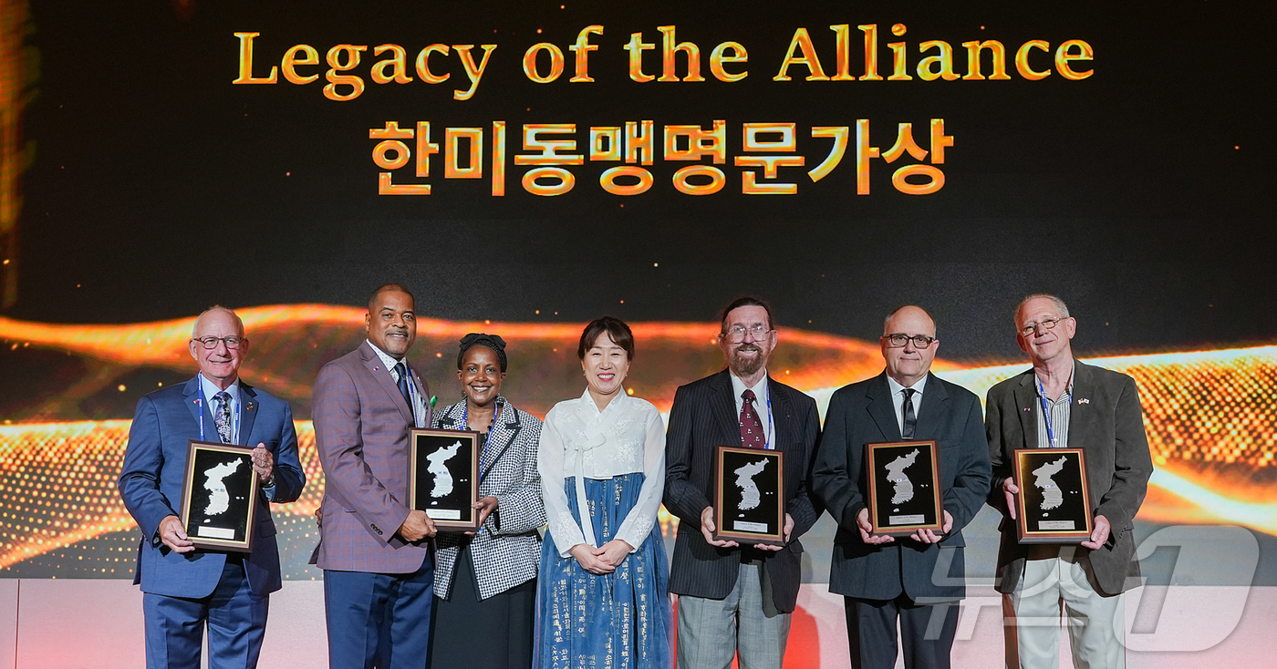 (서울=뉴스1) = 강윤진 국가보훈부 차관이 지난 19일 오후 부산 시그니엘 호텔에서 열린 유엔참전용사 재방한 초청 감사만찬에서 한미동맹 명문가상을 수상한 참석자들과 기념촬영을 하 …