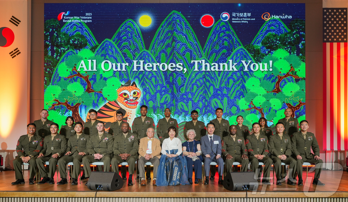 (서울=뉴스1) = 강윤진 국가보훈부 차관이 지난 19일 오후 부산 시그니엘 호텔에서 열린 유엔참전용사 재방한 초청 감사만찬에 참석해 주요내빈 및 유엔참전용사들과 함께 기념촬영을 …