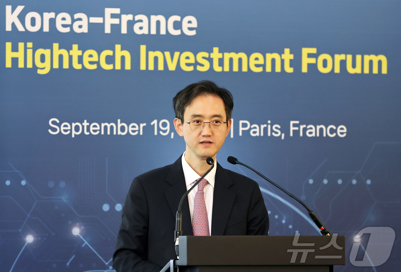 (서울=뉴스1) = 유법민 산업통상자원부 투자정책관이 19일(현지시간) 프랑스 파리 샹그릴라호텔에서 열린 '한-프랑스 투자 설명회'에 참석해 개회사를 하고 있다. (산업통상자원부 …
