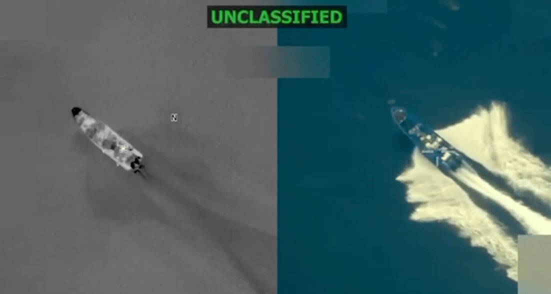 본문 이미지 - 도널드 트럼프 미국 대통령이 19일&#40;현지시간&#41; 공개한 중남미 지역 공해상의 불법 마약 밀매에 연루된 선박이 미군의 타격을 받는 장면. &#40;영상=트루스소셜 갈무리&#41;