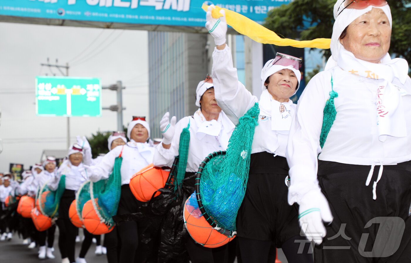 본문 이미지 - 20일 오전 제주시 구좌읍 제주해녀박물관 일대에서 제18회 제주해녀축제 개최를 기념하는 거리 퍼레이드가 펼쳐지고 있다. 2025.9.20/뉴스1 ⓒ News1 오미란 기자