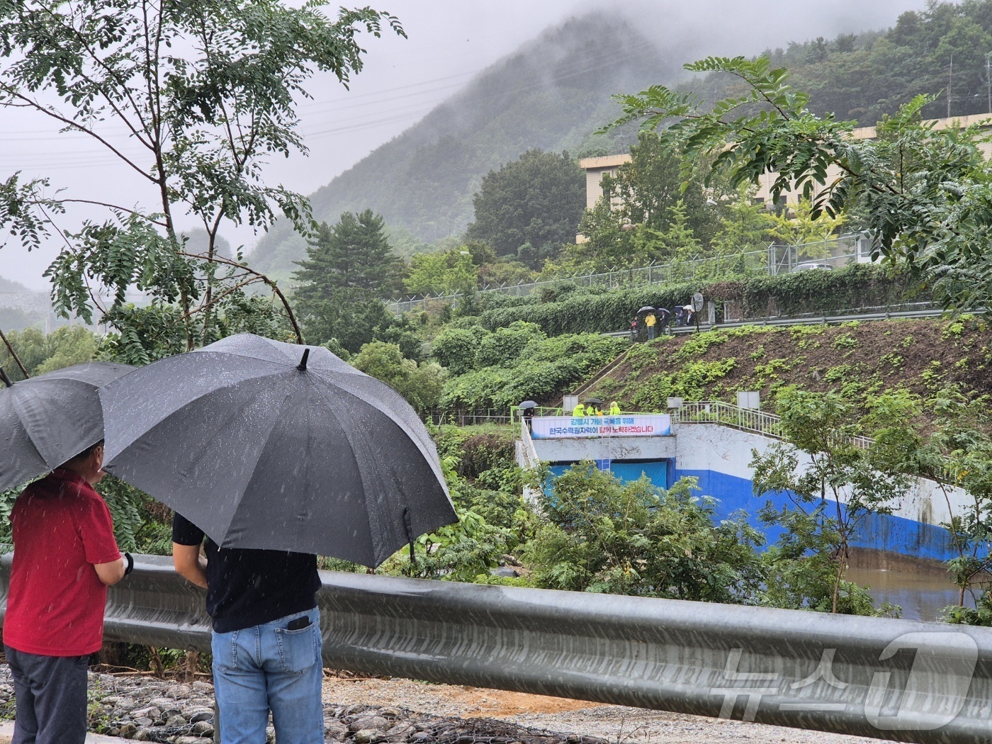 (강릉=뉴스1) 윤왕근 기자 = 강원 강릉에 또 다시 단비가 내린 20일 오후 강릉 성산면 오봉리 한국수력원자력 강릉수력발전소에서 예정된 도암댐 도수관로 저류수 방류를 보기 위한 …