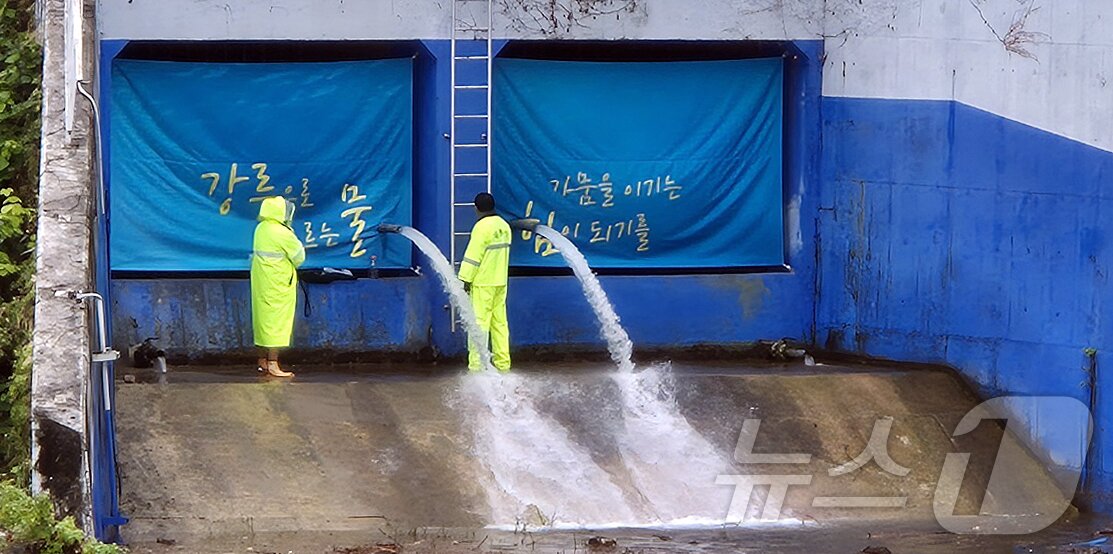 본문 이미지 - 20일 강원 강릉시 성산면 오봉리 한국수력원자력 강릉수력발전소 방류구에서 도암댐 도수관로 저류수가 방류되고 있다. 도암댐 저류수가 강릉 남대천으로 방류되는 것은 도암댐 발전방류가 중단된 2001년 이후 24년 만이다. 2025.9.20/뉴스1 ⓒ News1 윤왕근 기자