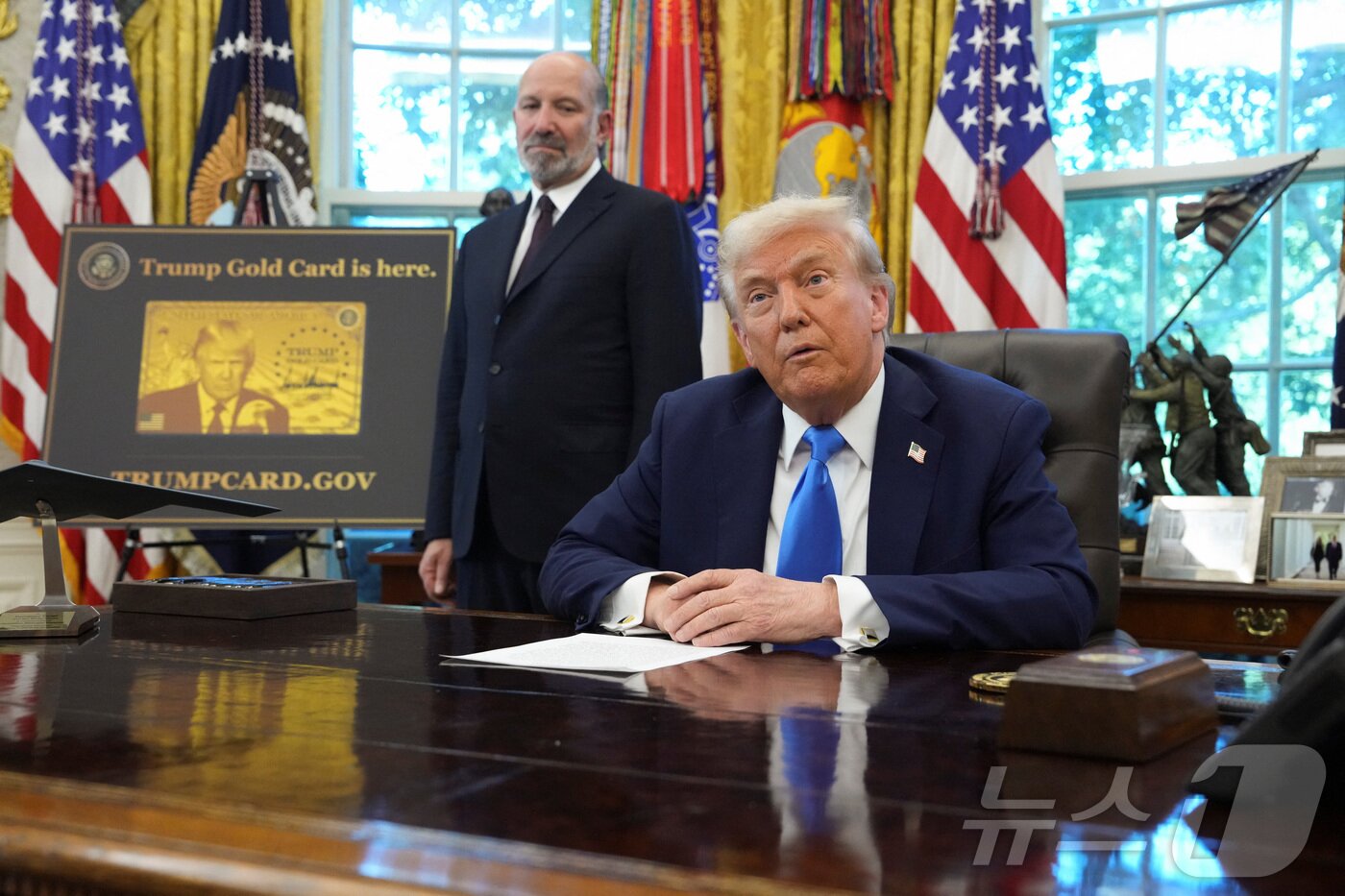 본문 이미지 - 도널드 트럼프 미국 대통령이 19일&#40;현지시간&#41; 미국 워싱턴DC 백악관 집무실에서 100만 달러를 미국 정부에 기부하면 신속히 영주권을 부여하는 &#39;골드카드&#39;&#40;Gold Card&#41; 행정명령 행사에서 발언하고 있다. 옆은 하워드 러트닉 미국 상무부 장관. 2025.09.19. ⓒ 로이터=뉴스1 ⓒ News1 류정민 특파원
