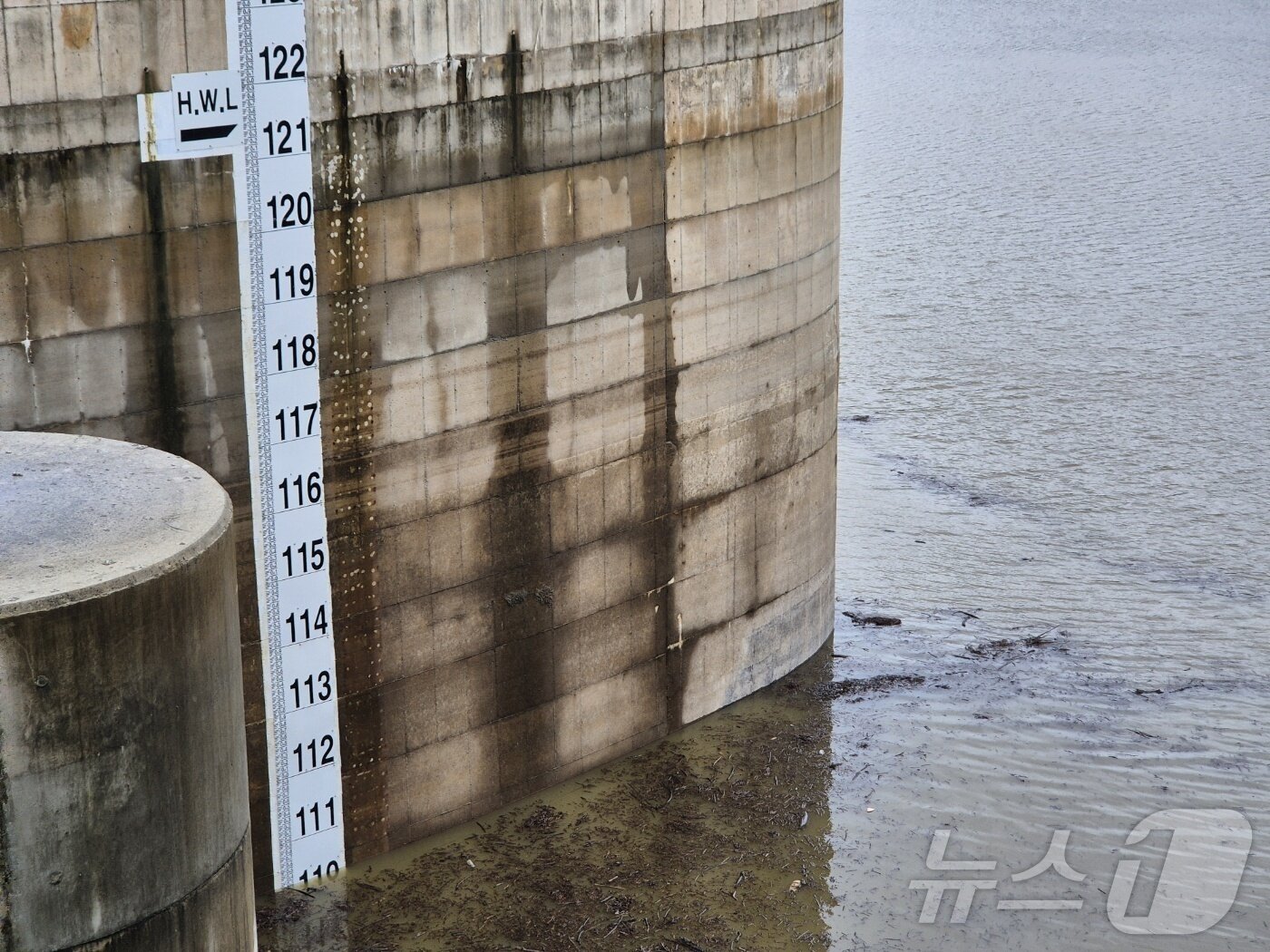 본문 이미지 - 20일 강원 강릉 오봉저수지 수위가 110m까지 올라가 있다. 불과 일주일 전까지만 해도 이 곳은 바짝 말라붙어 바닥을 드러냈었다. 이날 오후 2시 35분까지 농촌용수 정보시스템에서 확인한 저수율은 42.6%다. 2025.9.20/뉴스1 ⓒ News1 윤왕근 기자