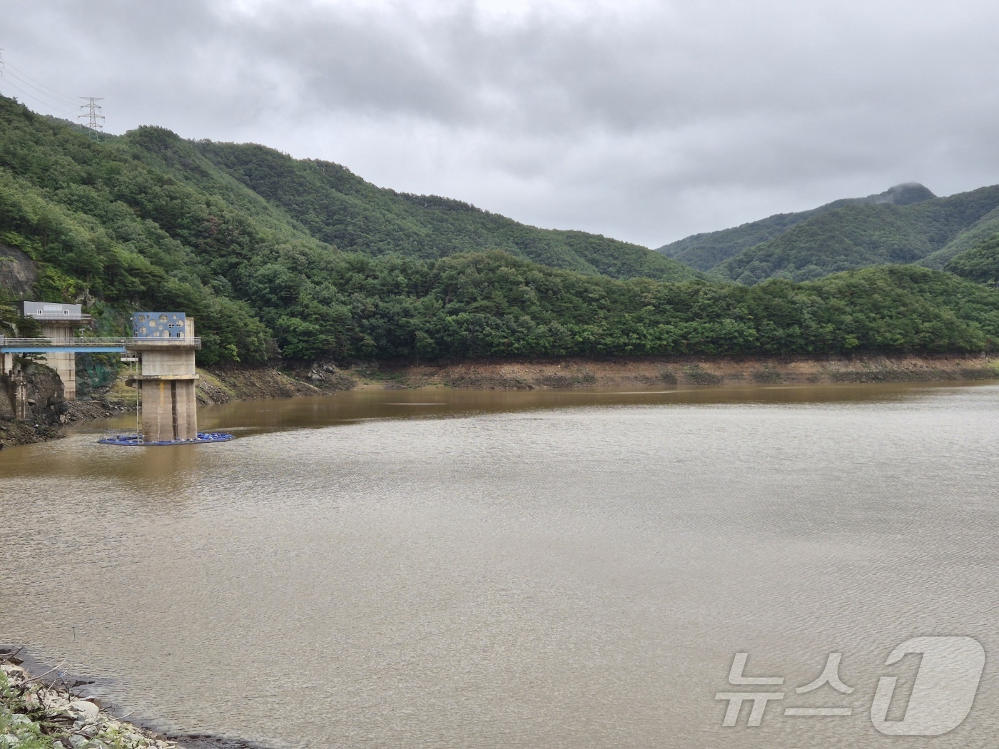 (강릉=뉴스1) 윤왕근 기자 = 20일 강원 강릉 오봉저수지 모습. 이날 오후 2시 35분까지 농촌용수 정보시스템에서 확인한 저수율은 42.6%다. 2025.9.20/뉴스1