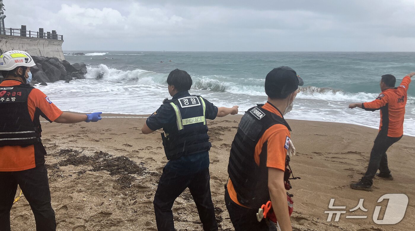 본문 이미지 - 20일 오전 제주 서귀포시 중문색달해수욕장에서 소방과 경찰이 익수자를 구조하고 있다.(제주경찰청 제공, 재판매 및 DB 금지)