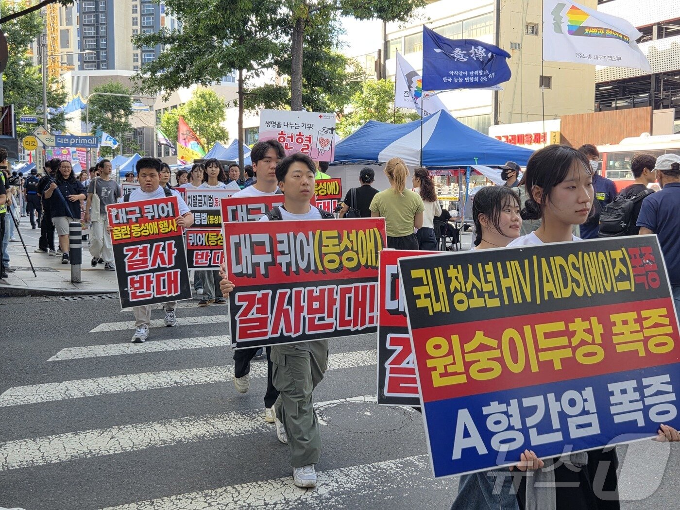 본문 이미지 - 대구퀴어문화축제를 반대하는 단체가 20일 오후  2·28기념중앙공원 일대에서 피켓 시위를 하고 있다. 시위 현장 인근에는 성소수자에 대한 인식 개선을 알리는 &#39;17회 대구퀴어문화축제&#39;가 열리고 있다. 2025.9.20/뉴스1 ⓒ News1 이성덕 기자