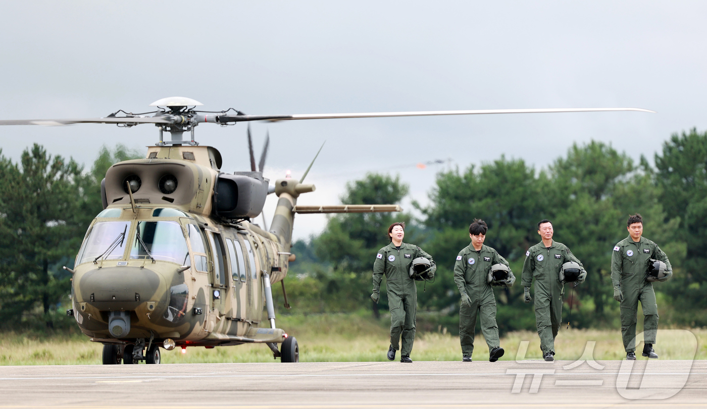 (서울=뉴스1) = 육군은 20일 충남 계룡시 '2025 지상군페스티벌' 행사장에서 '수리온 국민 조종사' 임명식을 진행했다고 20일 밝혔다.수리온 체험 비행을 마친 4명의 국민 …