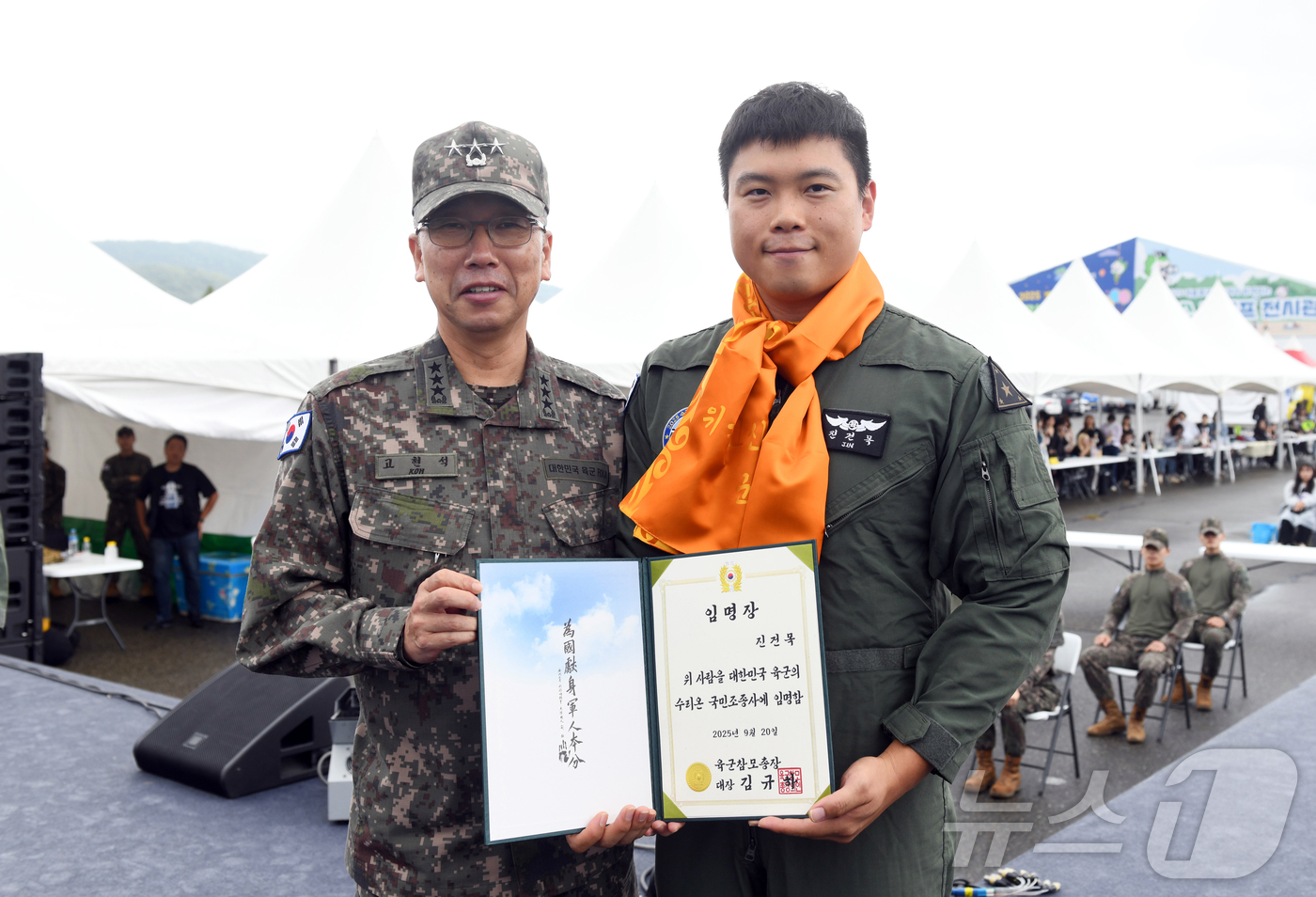 (서울=뉴스1) = 육군은 20일 충남 계룡시 '2025 지상군페스티벌' 행사장에서 '수리온 국민 조종사' 임명식을 진행했다고 20일 밝혔다.국민 조종사로 임명된 진건목 씨가 임명 …